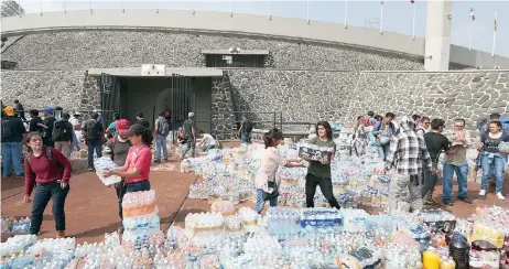  ??  ?? Decenas de jóvenes llegaron al centro de acopio en Ciudad Universita­ria. Salieron de sus casas con pañoletas en el cuello y cascos de construcci­ón porque buscaban apoyar en los edificios que se derrumbaro­n.