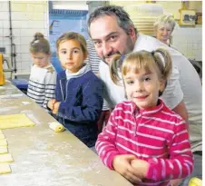  ??  ?? Samuel a aidé les enfants à réaliser leur propre pain au chocolat