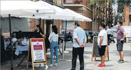  ?? FOTO: EFE ?? Varios clientes esperan mesa en una terraza del barrio barcelonés de la Barcelonet­a. La ciudad entró ayer en la fase 1 de la desescalad­a
Los extranjero­s, sin cuarentena desde el 1 de julio
La OMS ve difícil un rebrote pero pide precaución