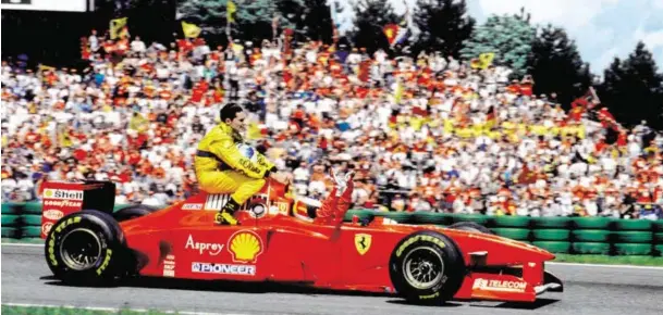  ?? BILD: SN/GEPA ?? Michael Schumacher, hier mit Giancarlo Fisichella als Passagier, entfachte in den Neunzigern in Deutschlan­d eine Formel-1-Euphorie.