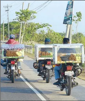  ?? CESAR RAMIREZ ?? Men peddle rice cakes in Alaminos, Pangasinan yesterday.