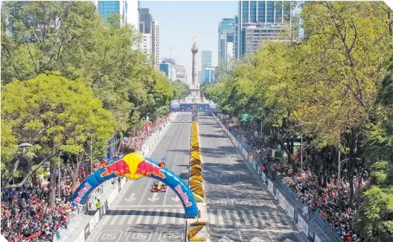  ?? ?? Pletórico lució Paseo de la Reforma para el evento que se celebró ayer, previo al Gran Premio de este domingo en el Autódromo Hermanos Rodríguez.