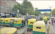  ?? BURHAAN KINU/HT ?? The traffic chaos at Mathura Road (left), outside the police station (above) and the radial road towards Lodhi Road.