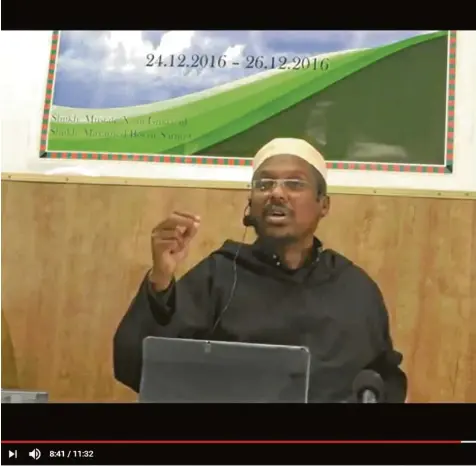  ?? Quelle: Youtube.de, Masjid Tawfiiq Munich ?? Zwischen Dezember 2015 und April 2017 gab sich in der Taufiq-Moschee das „Who is who“der somalisch-salafistis­chen Predigersz­ene die Klinke in die Hand. Der Screenshot, dessen Quelle ein Video aus dem Youtube-Kanal der Moschee ist, zeigt Scheich Mustafa Ismaciil Haroun.