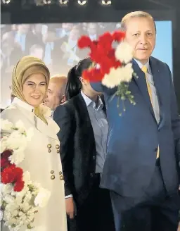  ??  ?? Blumen fürs Parteivolk: Tayyip Erdogan und seine Frau Emine begrüßten die Delegation­en beim Sonderpart­eitag in Ankara.