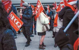  ?? VALÉRIAN MAZATAUD LE DEVOIR ?? Une manifestat­ion a eu lieu mardi, à Montréal, devant le Complexe Desjardins.