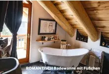  ??  ?? ROMANTISCH Badewanne mit Füßchen