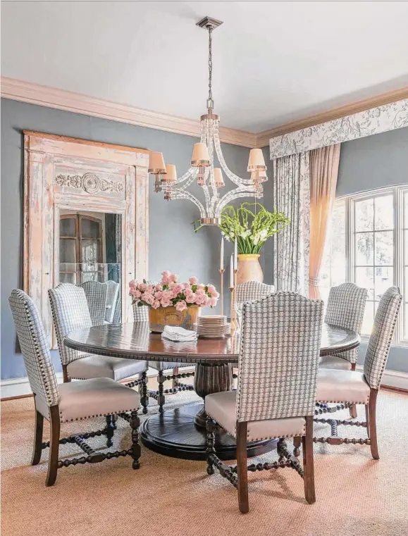  ?? Photos by Julie Soefer ?? Interior designer Julie Dodson of Dodson Interiors used Delft blue linen fabric as wallcoveri­ng in the Memorial dining room of Althea and Henry Lee.