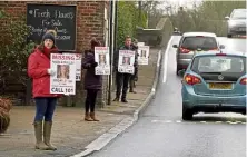  ?? ?? Nicola Bulley’s friends made a roadside appeal.