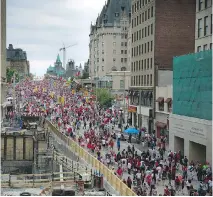  ?? ASHLEY FRASER ?? Canada Day revellers make their way up and down Rideau Street, at the site of the newly repaired sinkhole.