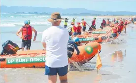  ?? Photo / Mason Drayhogg ?? Life guards and IRBs line up ready to race on Ruaka¯ka¯ Beach.