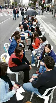  ?? Reprodução ?? » NO OLHO Aspirantes a vereador em SP conversam com eleitores na av. Paulista, no domingo (25), em ação da Bancada Ativista, que reúne candidatos ligados à esquerda