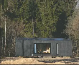  ??  ?? Solar panels on the roof generate energy for a Slow Cabin in Zandbergen.