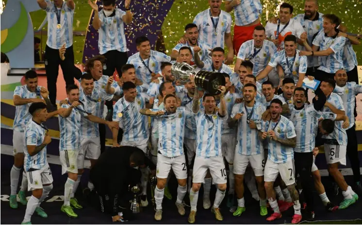  ?? AFP ?? Así alzó el cetro de campeón de América el astro argentino, Lionel Messi.