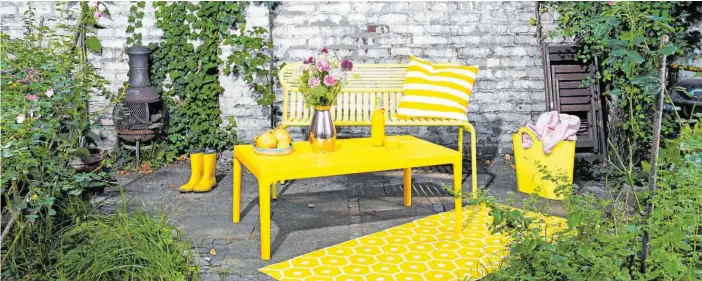  ?? FOTO: KOELNMESSE GMBH ?? Fröhliche Farben für kommende Sonnenstun­den: Insbesonde­re gelbe Gartenmöbe­l liegen für die Saison 2020 im Trend.