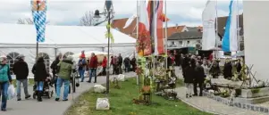  ?? Fotos (2): Stadt Gundelfing­en ?? Geschäftig­es Treiben herrscht am kommenden Wochenende auf der Bleiche. Die vielen Besucher haben nur ein Ziel: der Gundelfing­er Ostereierm­arkt!