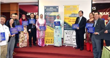  ??  ?? Fatimah (front, fourth right) joins Harden, on her left, and MPS officials holding up the #CareForSar­awak pledge cards during a photo-call.