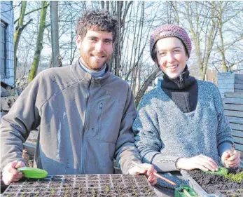  ?? FOTO: HELEN AHMAD/DPA ?? Judith Peuling (rechts, mit ihrem Kollegen Adrian) schätzt an ihrer Ausbildung zur Gärtnerin, dass sie hauptsächl­ich draußen arbeitet.