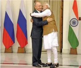  ?? — PRITAM BANDYOPADH­YAY ?? Prime Minister Narendra Modi hugs Russian President Vladimir Putin before their meeting at Hyderabad House in New Delhi on Friday.