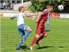  ??  ?? Einen Last minute Erfolg feierten Sebastian Spreitzer (rechts gegen Zells Daniel Bur ger) und der TSV Pöttmes beim SC Griesbecke­rzell.