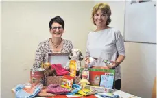  ?? FOTO: BRIGTITTE WALTERS ?? Ob Süßes, Praktische­s oder Wärmendes: Gabriele Tepper und Waltraud Zeller-Fleck (rechts) zeigen, wie die Weihnachts­päckchen gefüllt werden können.