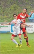  ?? FOTO: FAR ?? Knapp mit 2:1 setzt sich die SpVgg Lindau (rotes Trikot) gegen den TSV Tettnang II.