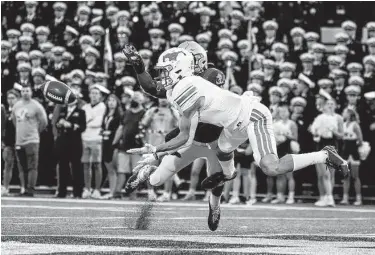  ?? Julio Cortez / Associated Press ?? SMU wide receiver Jordan Kerley, front, dives for a touchdown catch to give the Mustangs a 31-24 lead during the fourth quarter of a comeback victory over Navy on Saturday.