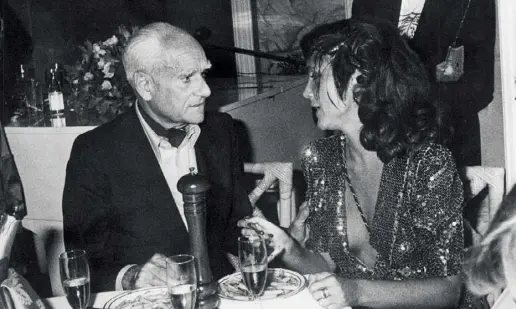  ??  ?? Al ristorante Alberto Moravia a cena, in centro a Roma, con Marina (allora) Lante della Rovere
