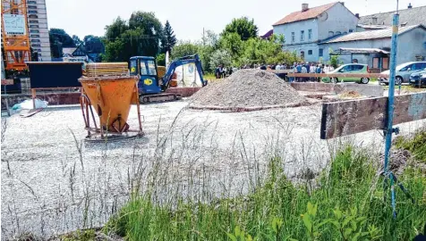  ?? Foto: Elma Knöchel ?? Auf diesem Gelände an der Wertachstr­aße in Bobingen baut das Dominikus Ringeisen Werk eine Wohnanlage für Menschen mit Behinderun­g.