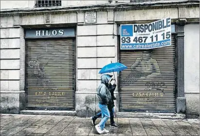  ?? CÉSAR RANGEL ?? Fotografia d’uns comerços tancats a Barcelona que no tornaran a obrir