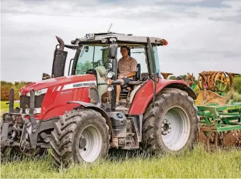  ?? RP-FOTO: CHRISTOPH REICHWEIN ?? Bauer Reinhard Mosch hofft, dass zumindest die Qualität der Ernte gut ist, wenn schon die Menge nicht stimmt.