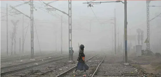  ??  ?? ENCOBERTOS Ferrovia em Amritsar, no norte da Índia, é tomada por névoa; a capital, Nova Déli, declarou emergência causada pela poluição