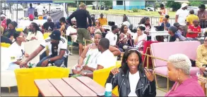  ?? Mxolisi Dlamini) (Pics: ?? Patrons captured enjoying the outdoor setting during the Deep House Conversati­ons show at Sundeck Restaurant and Bar on Sunday.