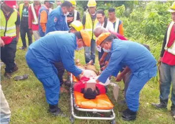  ??  ?? APM personnel attend to the victim at the scene in the aftermath of the incident. The victim was later pronounced dead at Sibu Hospital.
