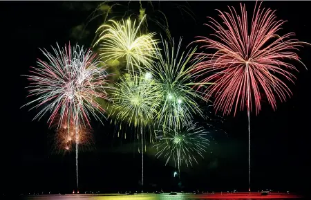  ??  ?? RiflessiA Iseo come da tradizione per Ferragosto sono attesi i fuochi d’artificio scenografi­ci sul lago