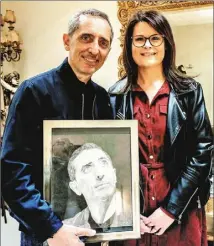  ?? (Photo Patrick Varotto) ?? Emma et Gad Elmaleh pris en photo avec le portrait de ce dernier réalisé par l’artiste mentonnais­e. Jolie mise en abyme...