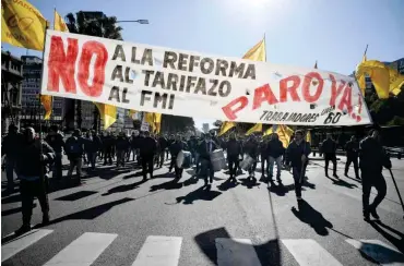  ?? Foto: AFP/Eitan Abramovich ?? Demonstrat­ion von Gewerkscha­ften in Buenos Aires gegen das Kreditabko­mmen mit dem IWF