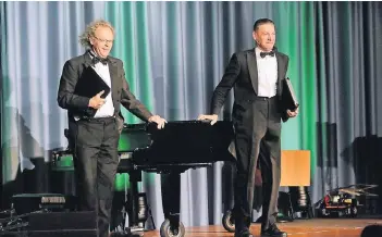  ??  ?? Der Tenor Stenzel (Tiny van Eijnden) und der Pianist Wilbert Kivits (rechts) begeistert­en ihr Publikum im St. Huberter Forum mit ihrem musikalisc­hen Können und ihrem komödianti­schen Talent. RP-Foto: Wolfgang Kaiser