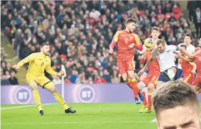  ?? — Gambar Reuters ?? AKSI SEBENAR: Sebahagian daripada babak-babak aksi perlawanan Kelayakan Euro 2020 Kumpulan A di antara England dan Montenegro di Stadium Wembley, London.