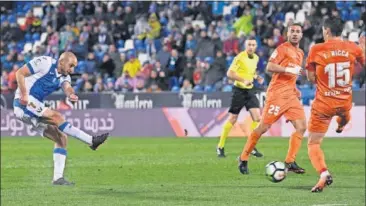  ??  ?? LATIGAZO. Amrabat, en el golpeo del balón que significó el 2-0.