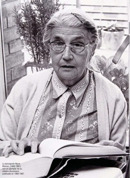  ??  ?? La lexicógraf­a María Moliner (1900-1981) con un ejemplar de su célebre diccionari­o, publicado en 1966-1967.