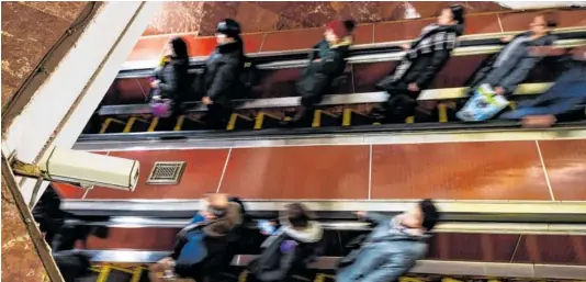  ?? BILD: SN/KIRILL KUDRYAVTSE­V / AFP / PICTUREDES­K.COM ?? Moskaus stumme Polizisten in der Metro: Tausende Kameras sind installier­t.