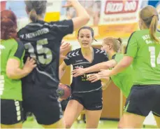  ?? FOTO: DEREK SCHUH ?? Den Aufstieg fest im Blick haben die Handballer­innen des TV Weingarten (Alina Holzer).