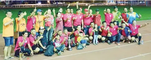  ??  ?? CHAMPIONS ...Telaga FC of Pitas celebrate their victory after the prize presentati­on.