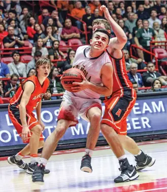  ?? GABRIELA CAMPOS/THE NEW MEXICAN ?? Española’s J.P. Sena eyes the basket while Artesia’s Taylor Null defends during the final quarter of Thursday’s Class 5A state boys semifinal in The Pit. Española won 63-59.