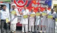  ??  ?? Farmers of a Panipat village pledging to give up stubble burning following an awareness drive. HT PHOTO