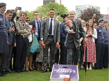  ?? ?? CELEBRATIO­N: The Duke of Edinburgh during a game of ‘cornhole’ with Jermaine Jenas as he hosts young people from the DofE award scheme at Buckingham Palace.