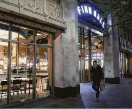  ?? Jon Shapley / Staff photograph­er ?? Finn Hall, a food hall featuring 10 culinary concepts and two bars, opens Monday at 712 Main in the JPMorgan Chase building.