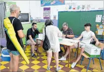  ?? CARLOS BARBA / EFE ?? Acto. Ciudadanos mientras ejercieron su derecho al voto en un colegio.