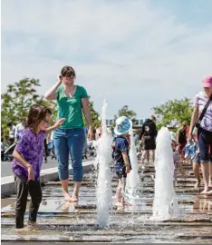  ?? Foto: Patty Varasano ?? Auch für die Kleinsten ist viel geboten. Barfuß genießen sie das kühle Nass. Die vielen Spielplätz­e für Kinder bleiben auch für das neue Wohngebiet.